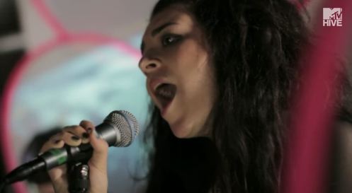 Vídeo: Charli XCX – “You’re The One”