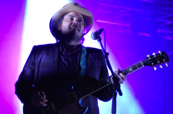 Simpatia do Wilco por espanhóis rende nova versão de “Dawn on Me”