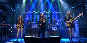 Vídeos: Haim toca “The Wire” e “Don’t Save Me” no SNL